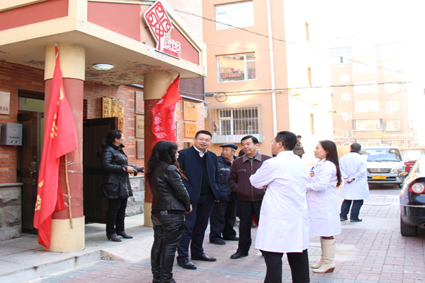 双汇门前领导.JPG